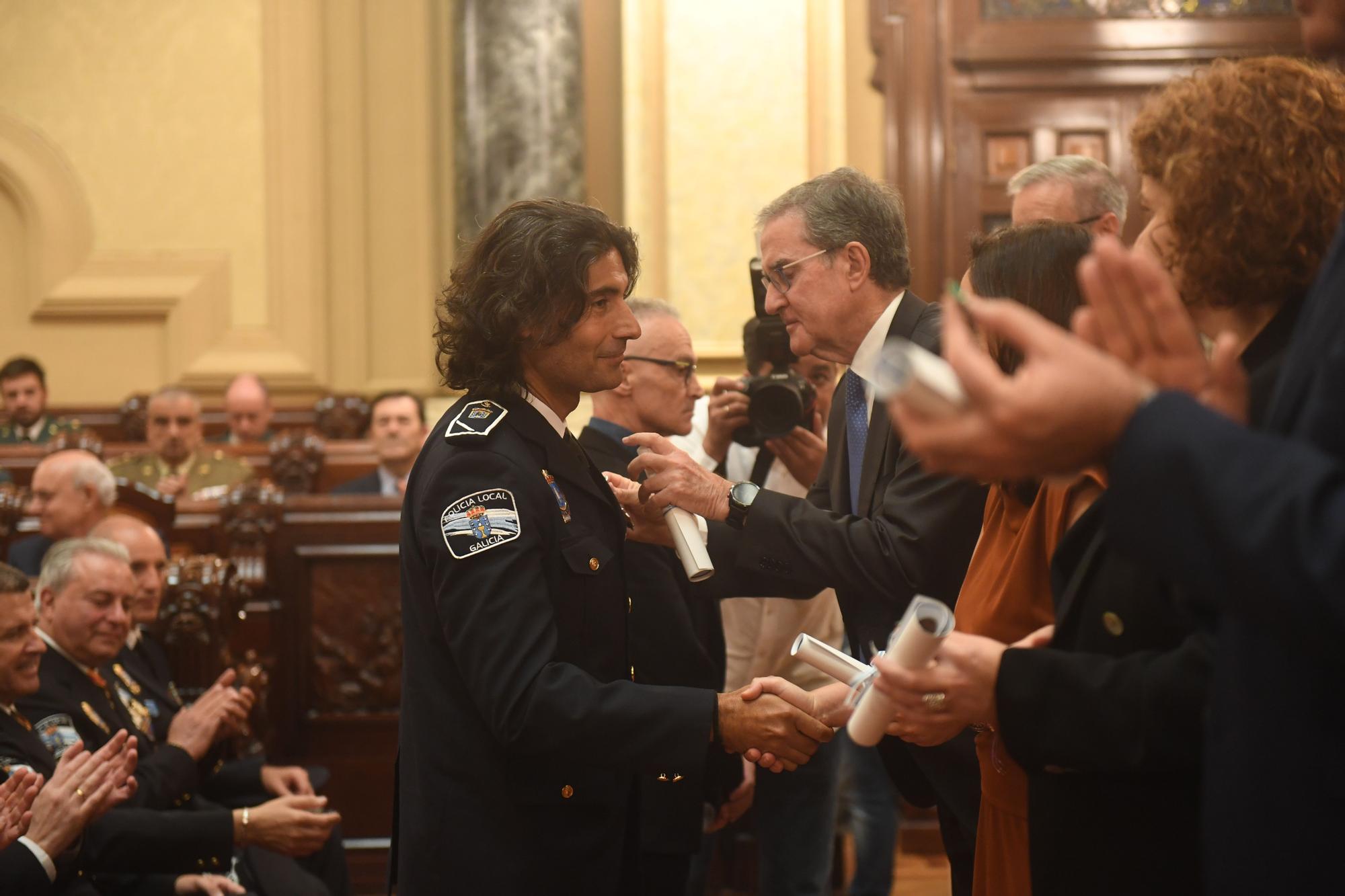 Homenaje a los policías locales de A Coruña que llevan 20 años en el cuerpo