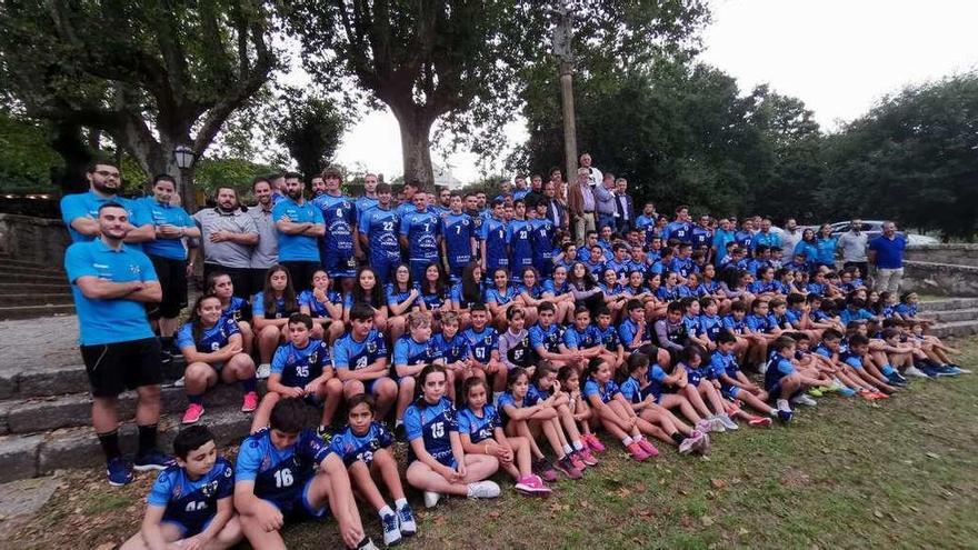 La foto de familia de todos los equipos del Balonmán Cangas al final de la presentación, ayer en el atrio de Darbo. // Santos Álvarez