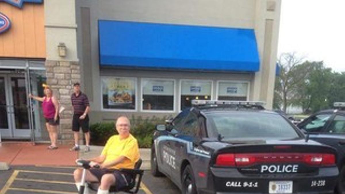 La imagen de un coche de policía estacionado en una plaza de discapacitados se vuelve viral