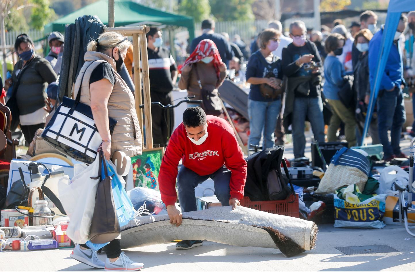 Rastro de València sin distancias de seguridad