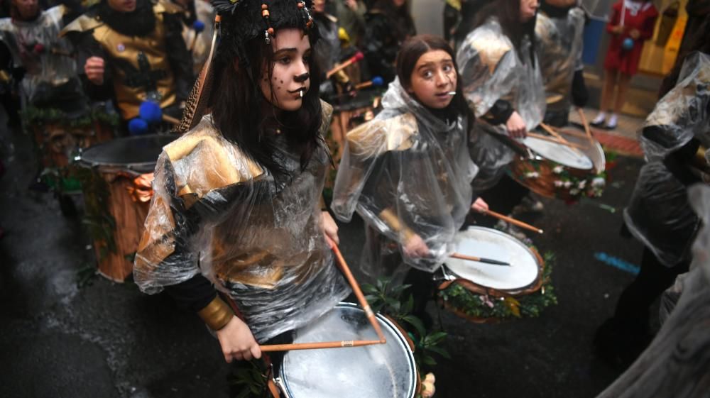 La calle de la Torre se llena esta martes de divertidos disfraces con la fiesta más destacada del carnaval coruñés que marca la recta final a seis días de humor irreverente.