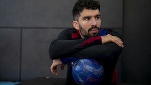 Barcelona. 29.11.2024. Deportes. El jugador de handbol del FC Barcelona, Pol Valera, al finalizar su entrenamiento de recuperación.  Fotografía de Jordi Cotrina