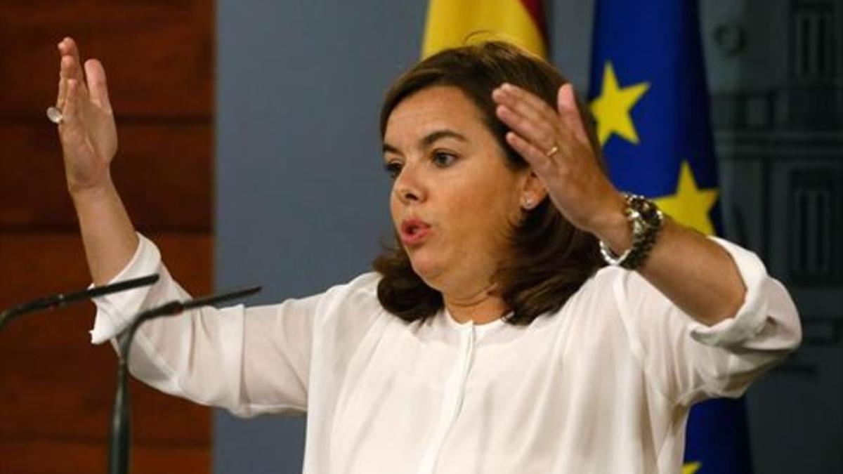 La vicepresidenta del Gobierno, Soraya Sáenz de Santamaría, durante la rueda de prensa que ofreció ayer.