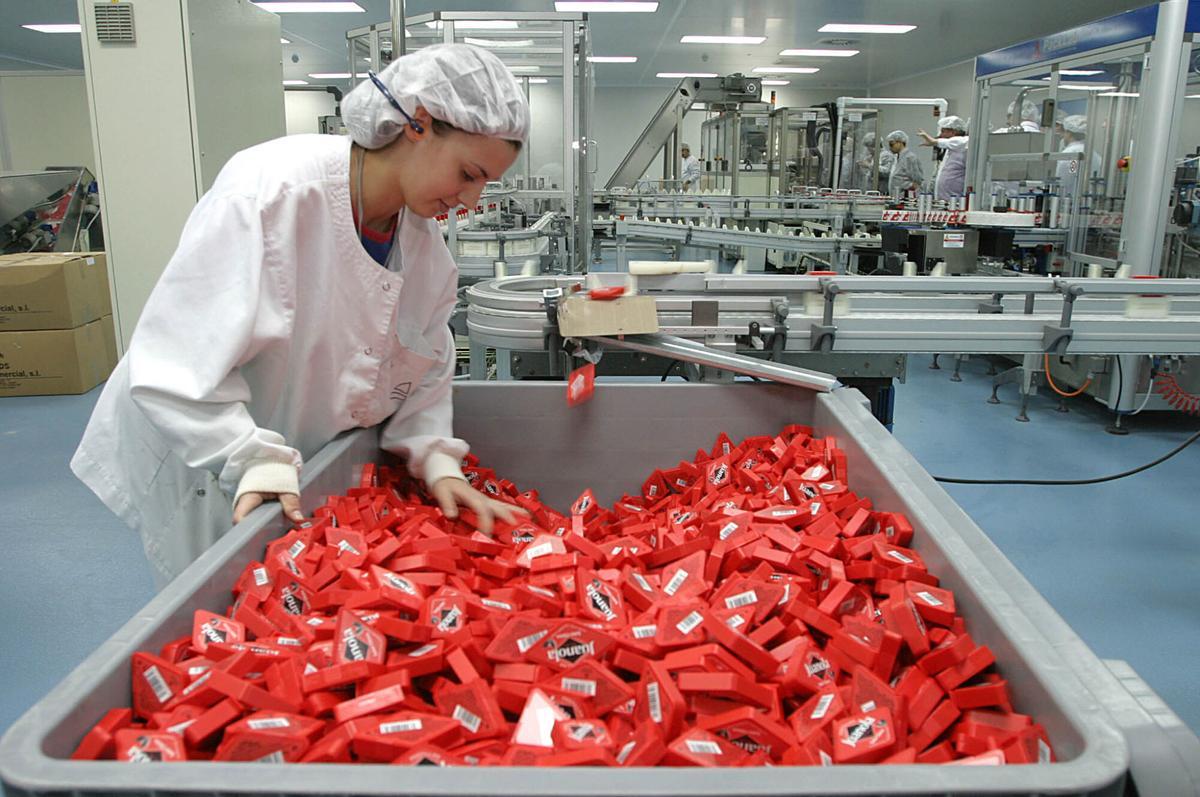 Producción de pastillas Juanola en Sant Quirze del Vallès (Barcelona), en una imagen de archivo de 2006.