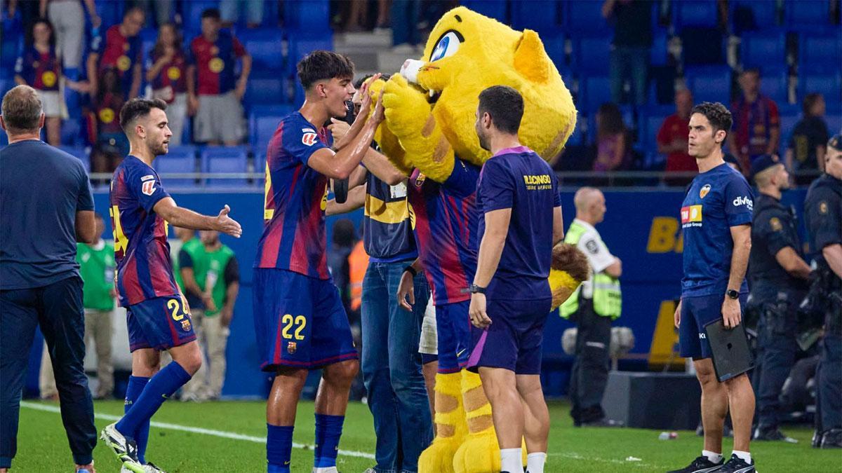 La mascota CAT felicita a Bernal tras su regreso