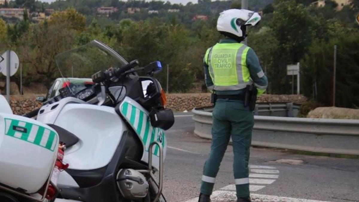 Un agente de la Guardia Civil de Tráfico controla el acceso a una rotonda.