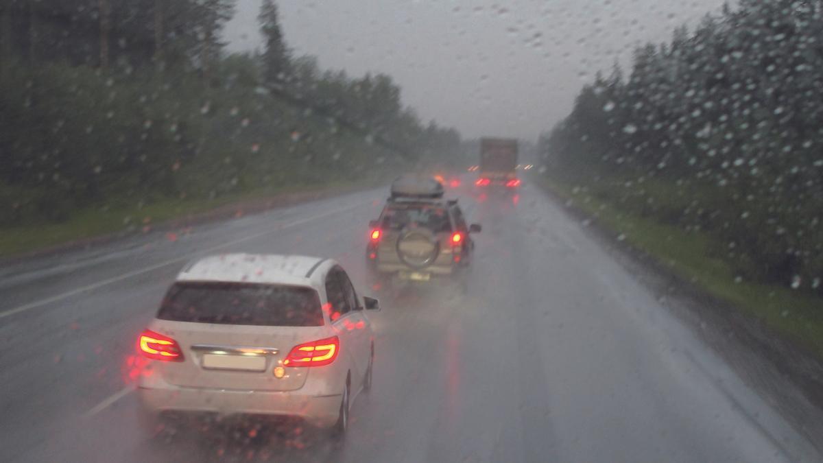 Vehículos circulando bajo la lluvia