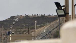 Imagen de este pasado domingo de la frontera del Tarajal, en Ceuta, que se cerró de forma intermitente la frontera que separa la ciudad autónoma de Marruecos