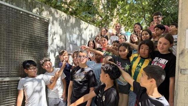Infants que han participat en la instal·lació de la placa del parc Hedy Lamarr, aquest dimecres