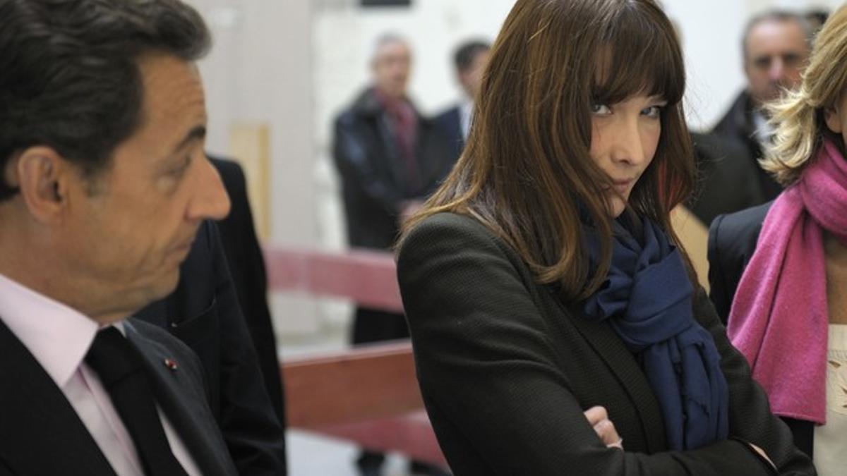 Nicolas Sarkozy y Carla Bruni, en una recepción en el Grand Palais de Paris, el pasado día 19.