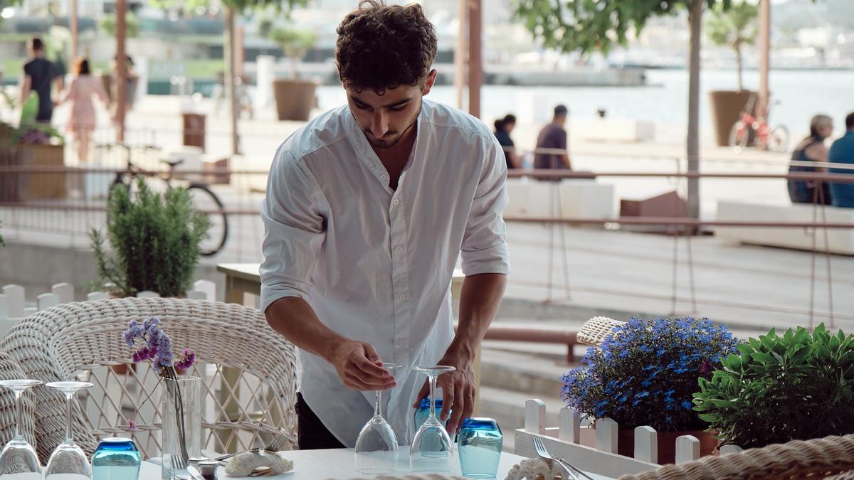 Una magnífica terraza con vistas en la que sentarse a disfrutar de la cocina mediterránea.