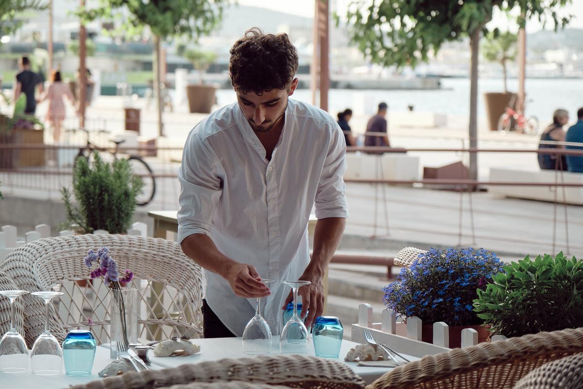 Una magnífica terraza con vistas en la que sentarse a disfrutar de la cocina mediterránea.