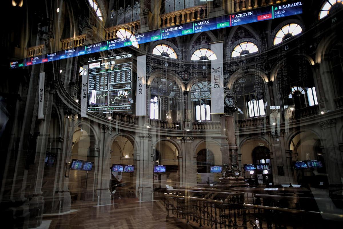 Archivo - Valores del Ibex 35 en el Palacio de la Bolsa de Madrid, a 6 de septiembre de 2021, en Madrid (España).