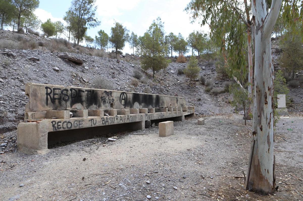 Instalaciones cercanas a la torre, en muy mal estado.