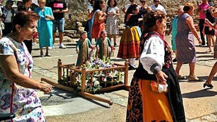 Las personas con las imágenes de San Justo y Pastor