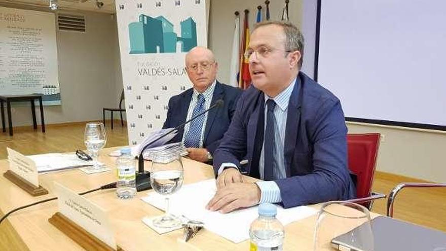 Servando Fernández, cronista de Navia, y Javier Junceda, en la tarde de ayer.