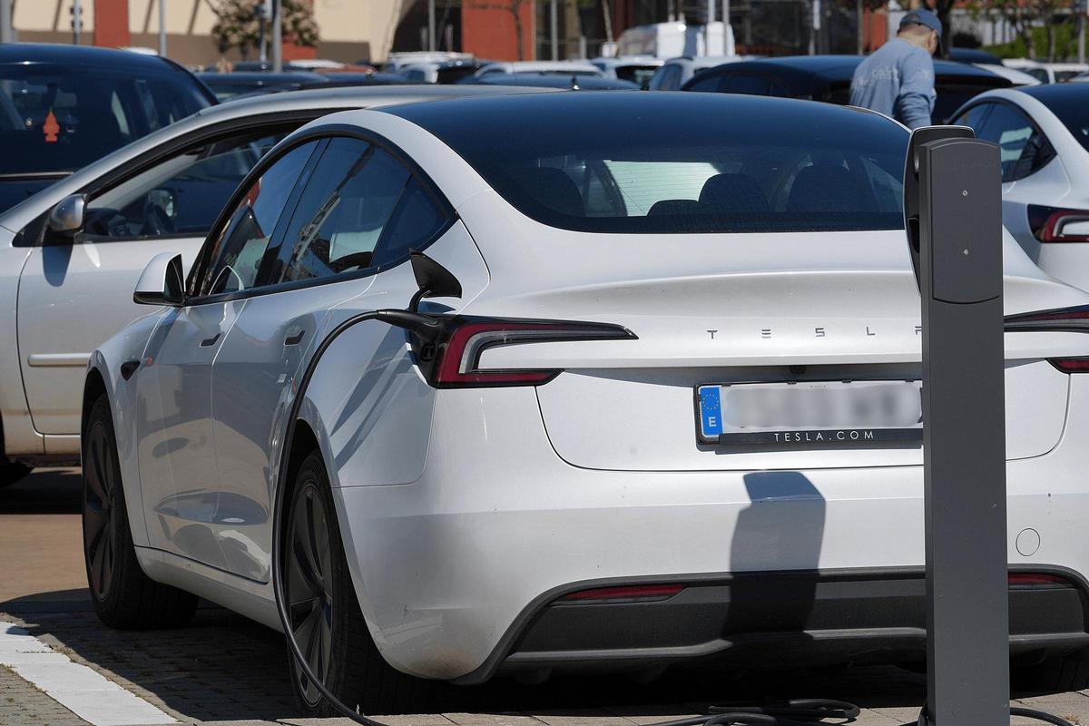 Un Tesla a un dels punts de càrrega de l'Espai Gironès.