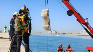 Una de las estructuras del programa RegenPorts de la Fundació BCN Port Innovation, a punto de sumergirse en las aguas de la Bocana Nord, donde contribuirán a regenerar el entorno marino.