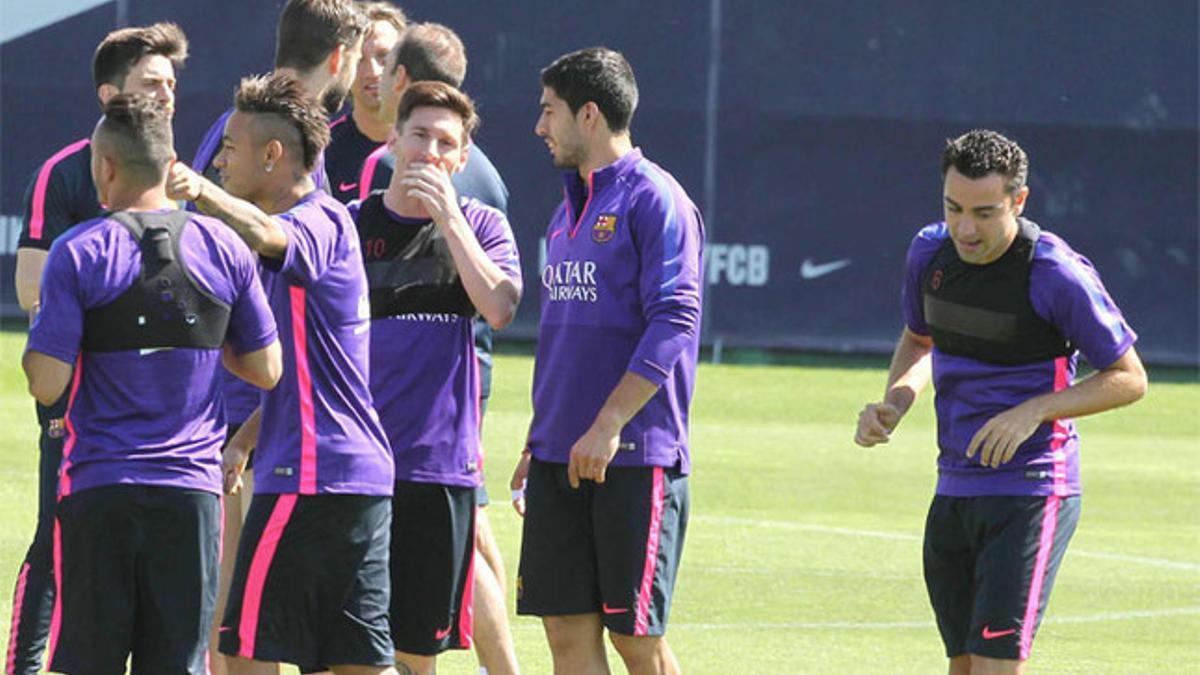 Xavi Hernández, (primero por la derecha) durante una sesión de entrenamiento del Barcelona 