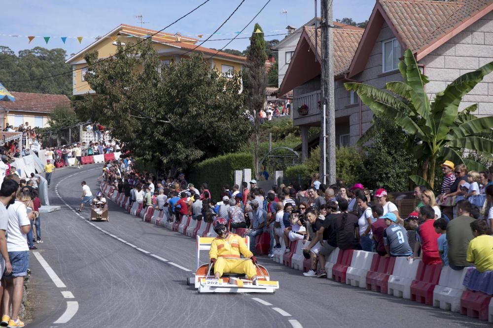 Cincuenta carros de bolas animan a toda velocidad las carreteras de Valladares ante una multitud de espectadores.