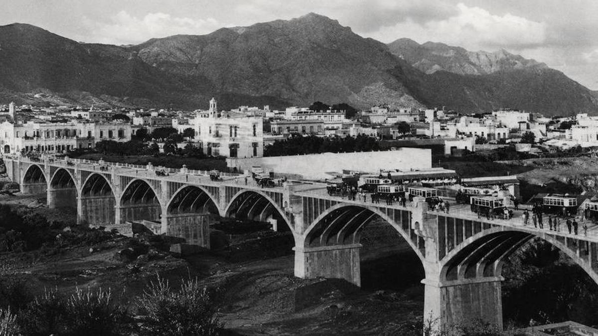 Fotografía antigua del puente Galcerán, en el municipio de Santa Cruz de Tenerife, poco después de su construcción.