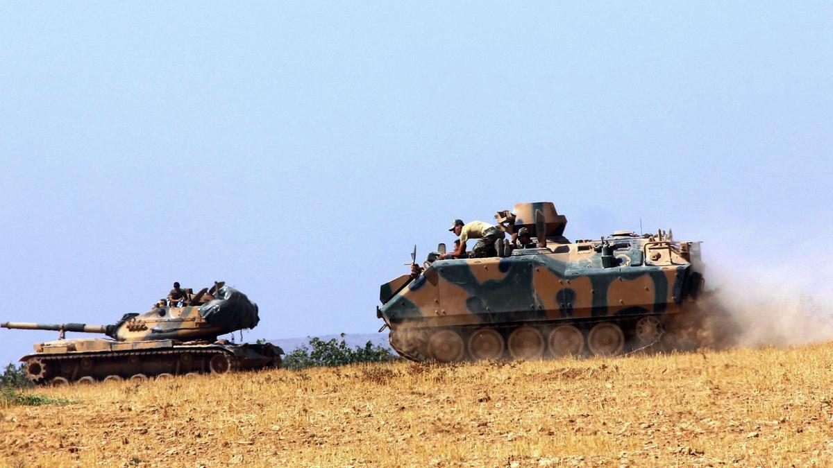 Un tanque y un vehículo blindado estacionados cerca de Karkamis, en Turquía, este martes.