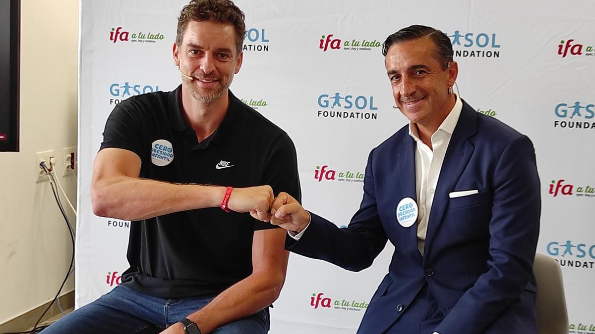 Pau Gasol, junto al director general de IFA, Juan Manuel Morales