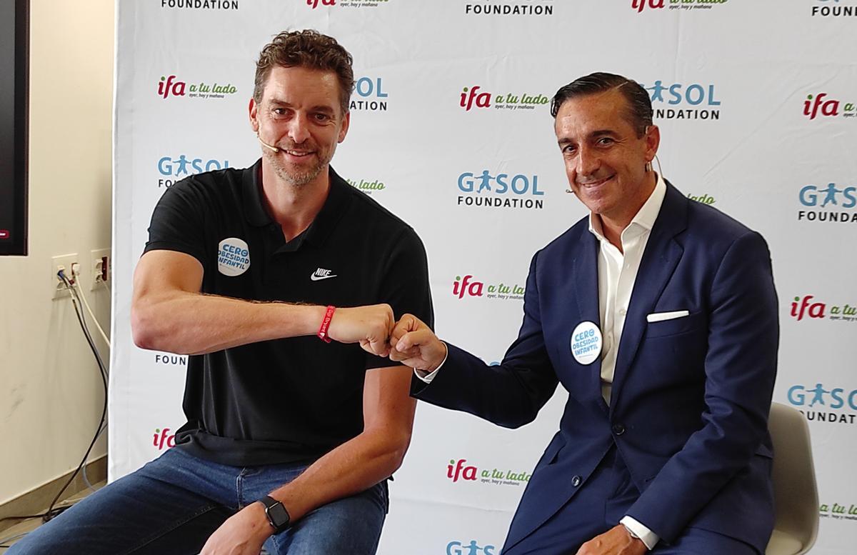 Pau Gasol, junto al director general de IFA, Juan Manuel Morales