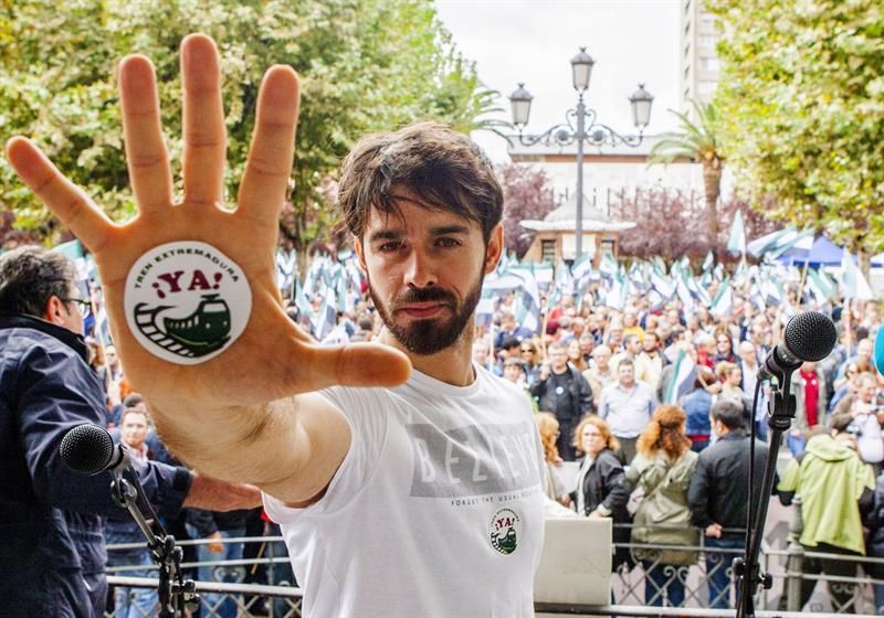 La manifestación por un ferrocarril digno para Extremadura en imágenes