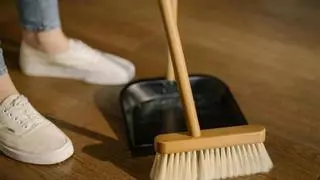 El truco para limpiar la escoba y dejarla libre de pelusas