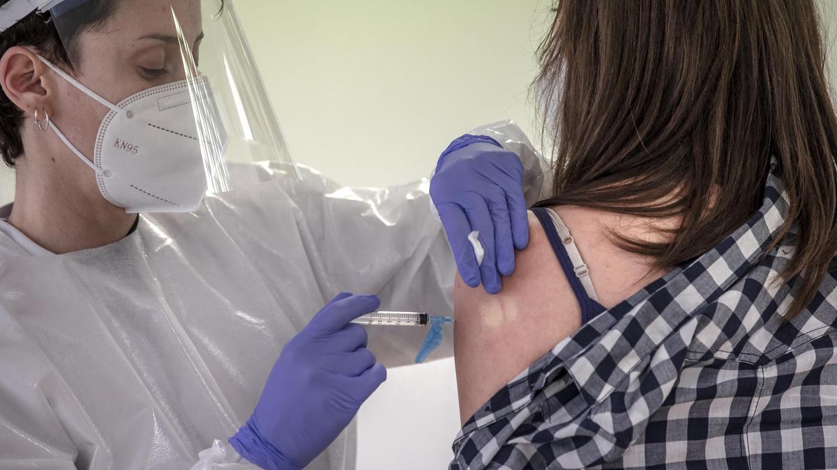 Una sanitaria administra la vacuna contra el coronavirus a una ciudadana