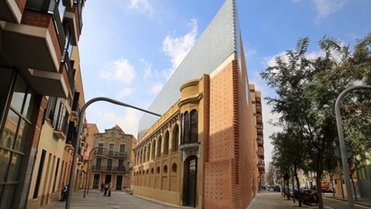 El edificio de Cristalerías Planell, ahora rehabilitado y sede de varias entidades de Les Corts.