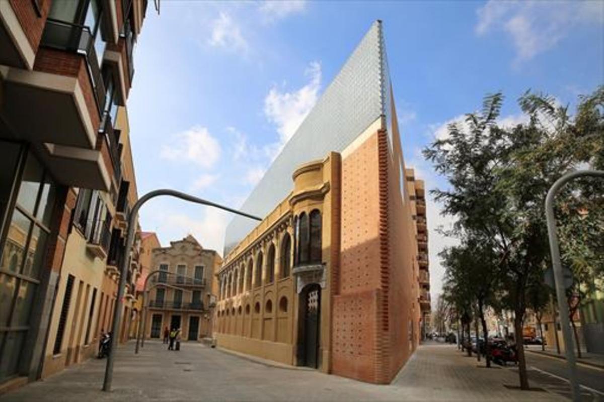 L’edifici de Cristalleries Planell, ara rehabilitat i seu de diverses entitats de les Corts.