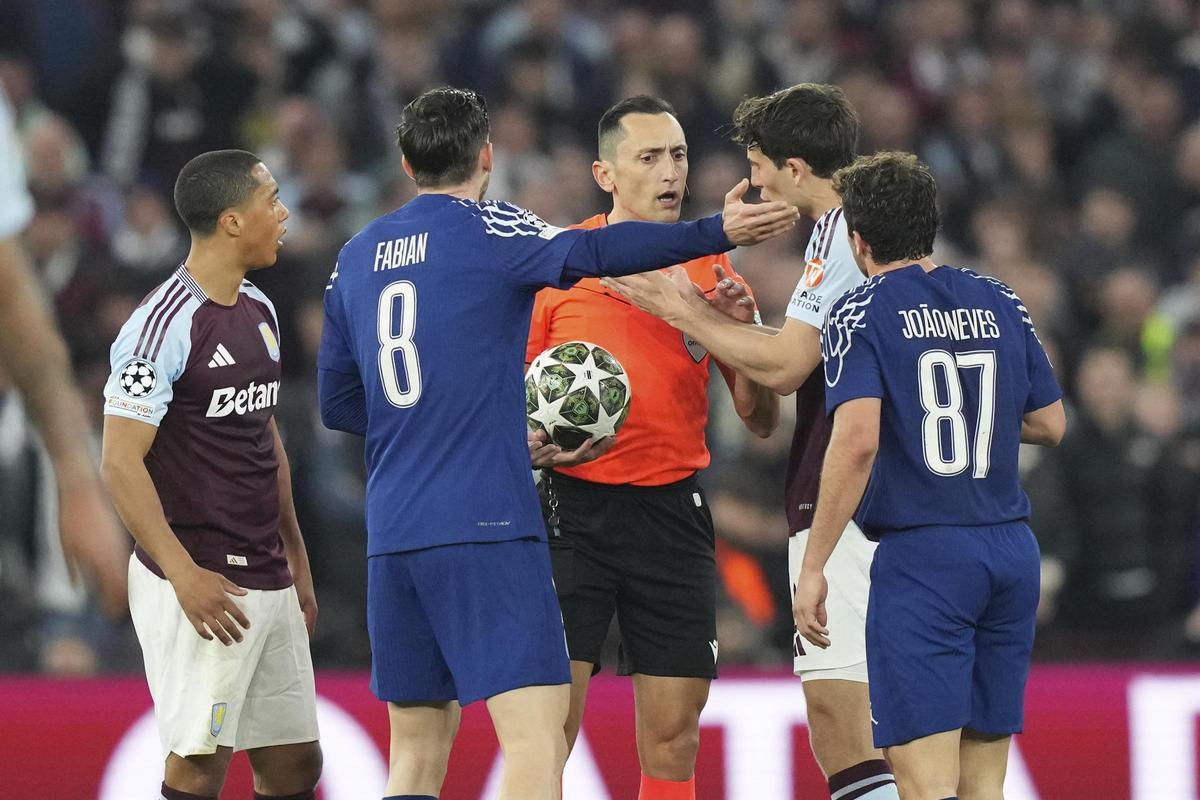 Sánchez Martínez durante el Aston Villa vs Paris Saint-Germain - Champions League