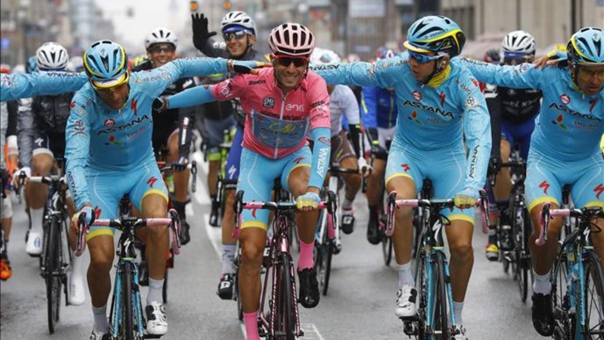 Nibali con su bicicleta y su maillot rosas celebra con sus compañeros del Astana su victoria en el Giro