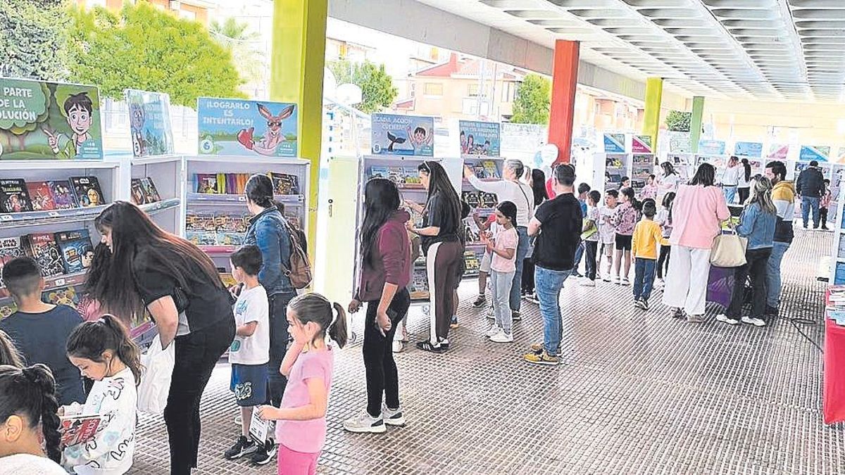 El patio del colegio se convirtió en una liblioteca al aire libre