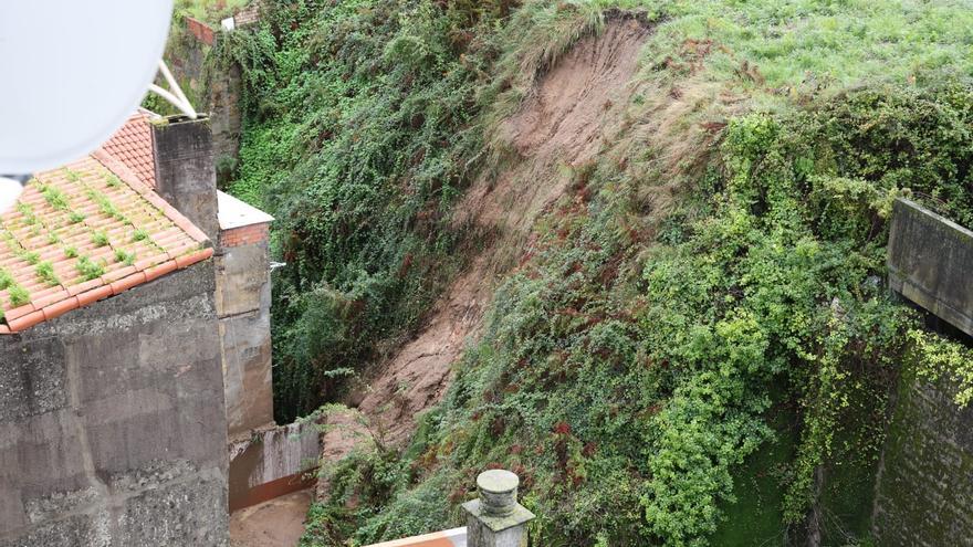 Corrimiento de tierras en un solar del Barrio do Cura