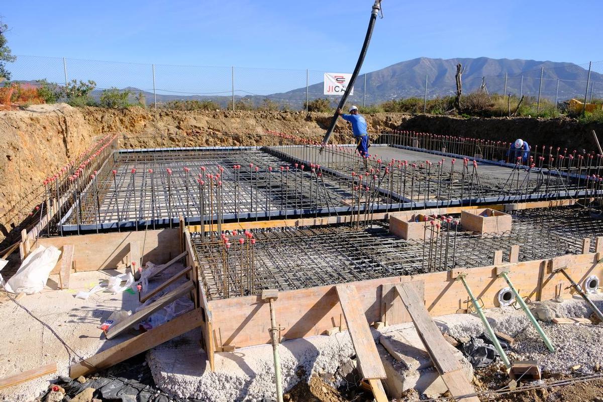 Avance de las obras para llevar agua a la Majadilla del Muerto, en Mijas.