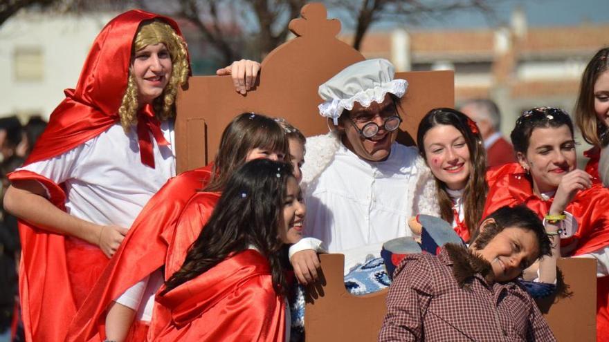 La gran rua del carnaval de l&#039;Escala, en imatges