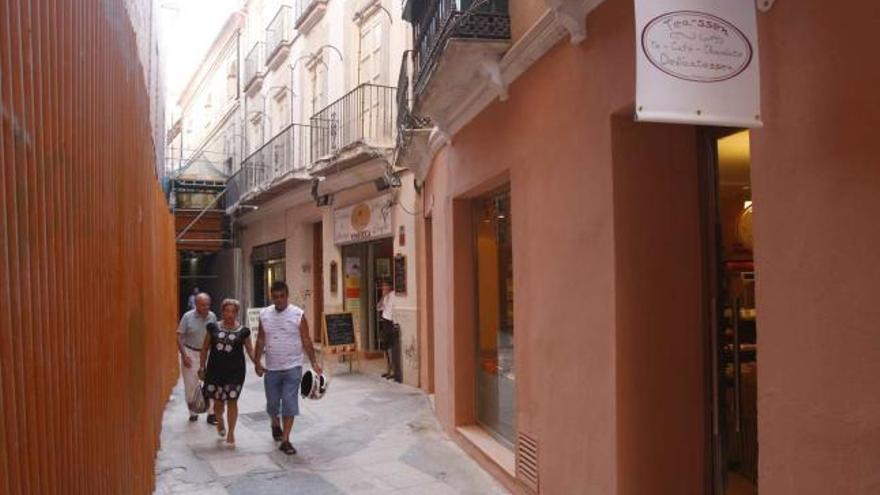 La calle Mártires será una de las beneficiadas por la apertura del Thyssen y ya ha abierto algún comercio esperando el museo.