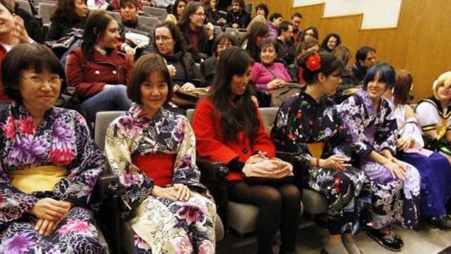 Algunas asistentes a la entrega de becas lucieron trajes tradicionales y disfraces manga.  A la izq., Caballero y la concejala de Educación entregan una de las becas.  // Jorge Santomé