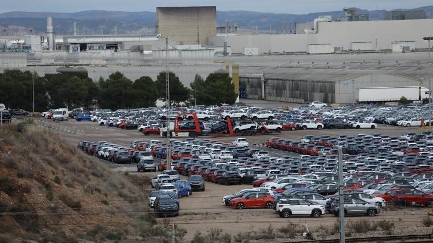 Miles de coches estacionados en el entorno de la fábrica de Stellantis Figueruelas al no poder llevarse a los puertos. | ÁNGEL DE CASTRO