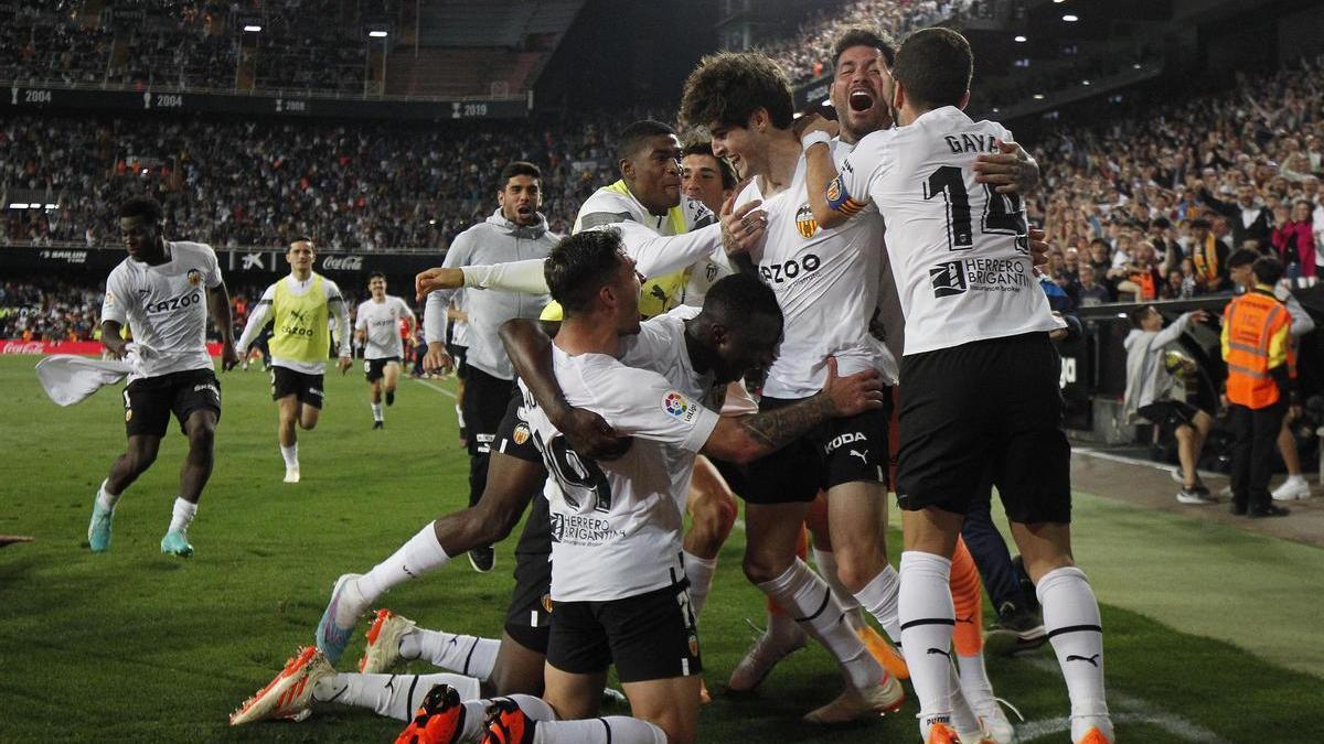 Los jugadores del Valencia CF celebran el gol de la victoria contra el Valladolid