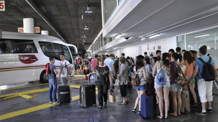 La estación de buses baja sus gastos un 25% para adaptarse a la demanda
