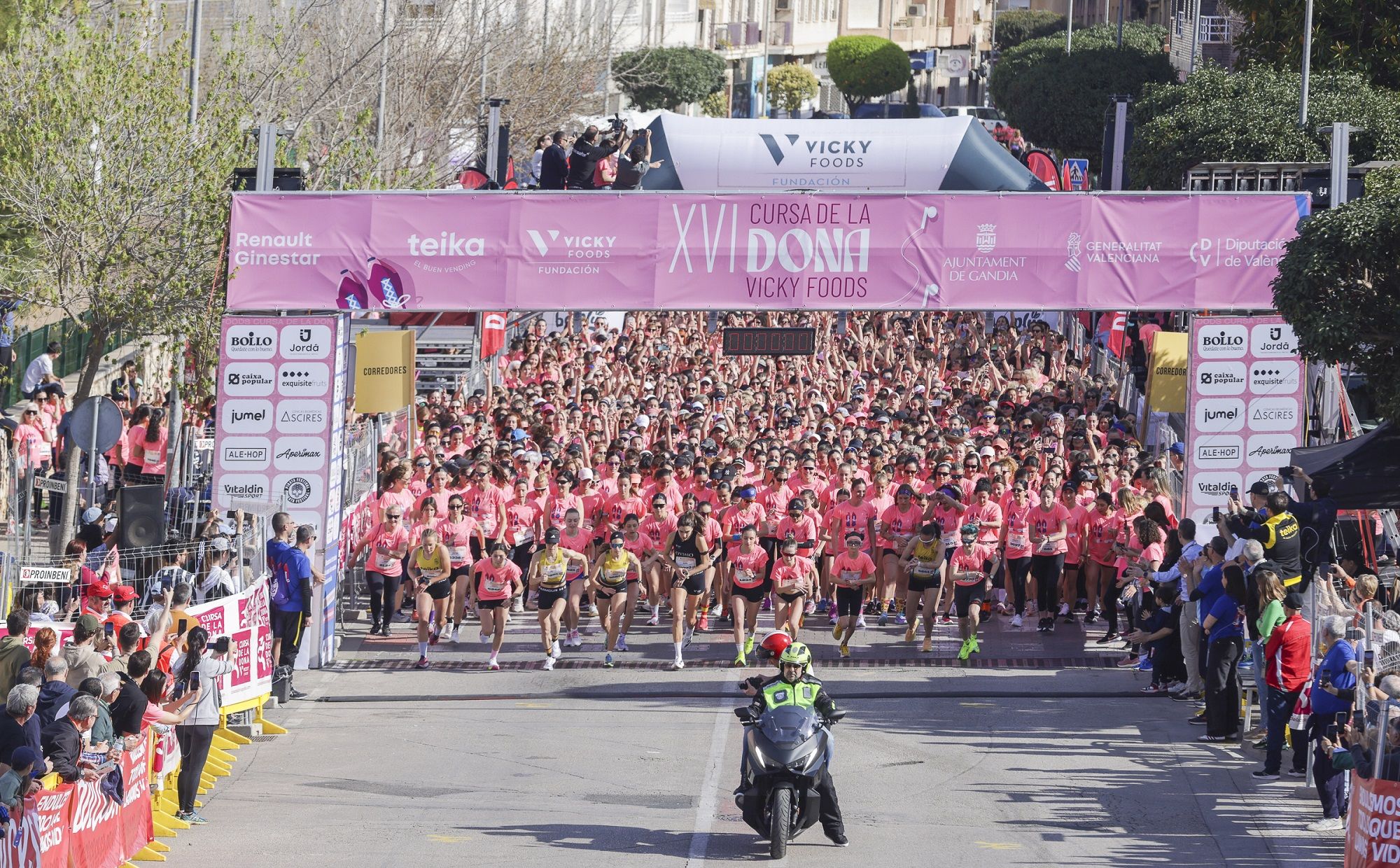 Gandia es una fiesta del deporte popular con la XVI Cursa de la Dona Vicky Foods