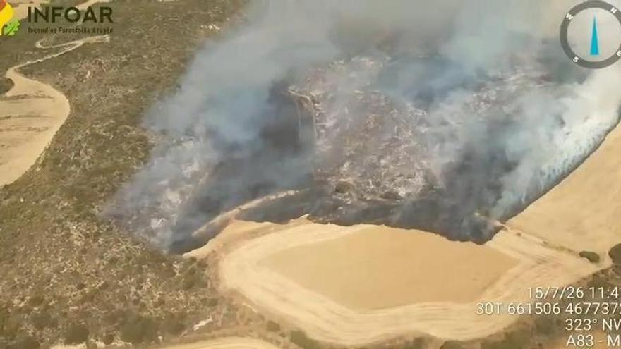 El incendio forestal de Orés (Zaragoza) obliga a evacuar dos poblaciones y a cortar una carretera