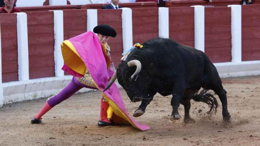 Clemente saluda a la verónica a su segundo novillo.