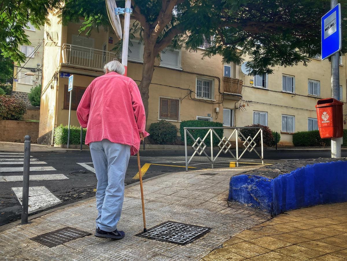 Una persona mayor pasea en Santa Cruz de Tenerife.