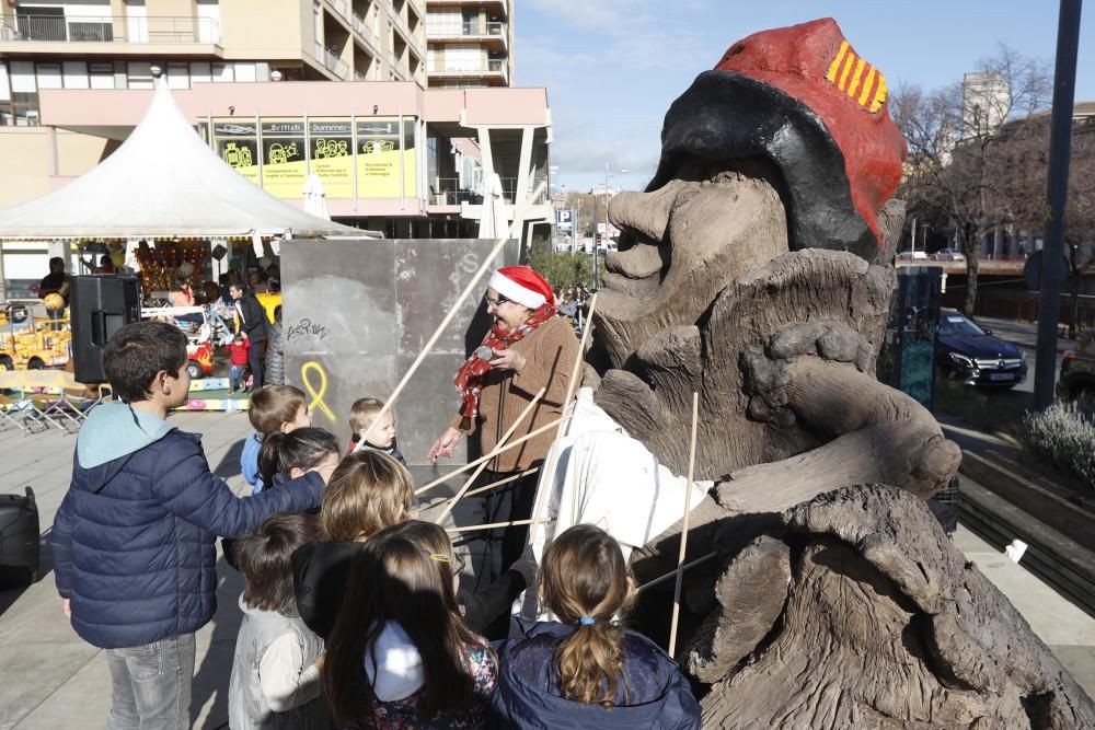 Els infants fan cagar el tió a la plaça Salvador Espriu de Girona