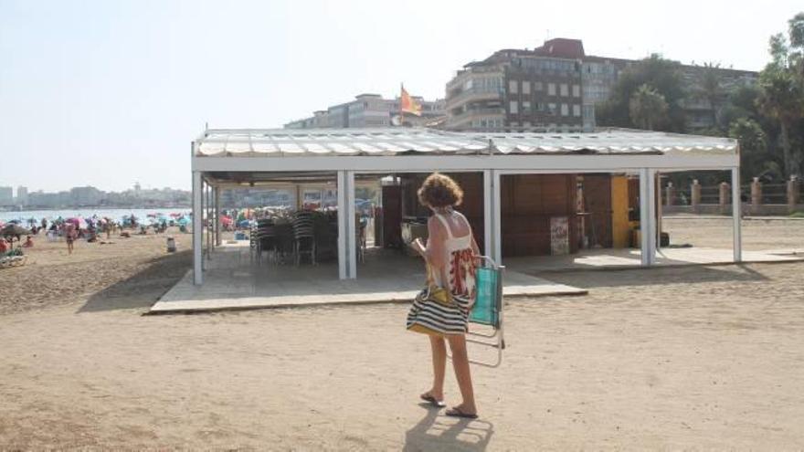 Torrevieja clausura dos chiringuitos irregulares más en plena temporada alta